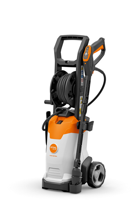 Bild av Stihl RE 100 Plus Control Högtryckstvätt med dess distinkta orange och vita design, försedd med en LED-display, praktisk slangstyrning och snabbkoppling för enkel användning.