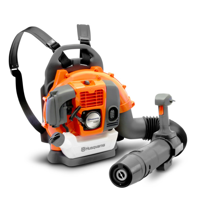 En Husqvarna Leksak lövblås med orange och svart färg, utrustad med som en ryggsäck och en blåsrör.